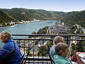 Terrasse Schlosshotel Rheinfels mit Blick auf St. Goar am Rhein, Foto:  1999, WHO